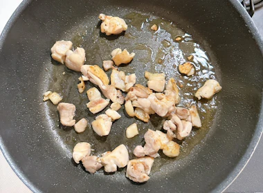 鶏肉を炒める