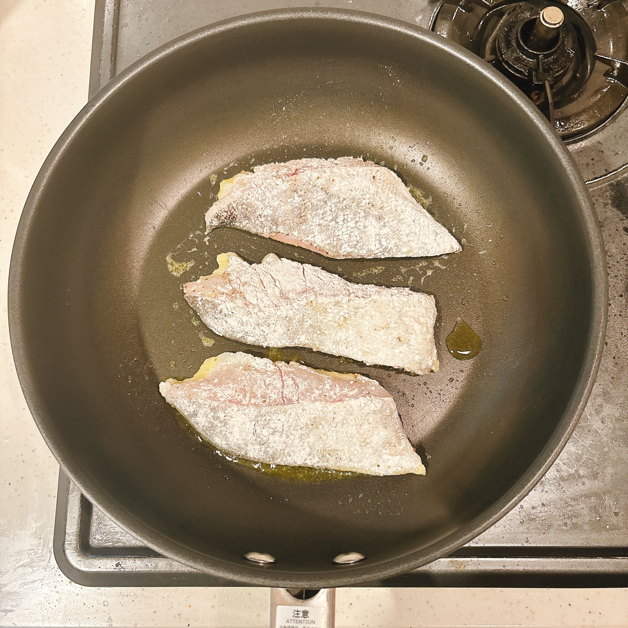 調理（鱈を焼く）