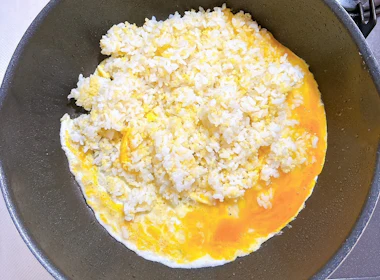 卵とご飯を炒める