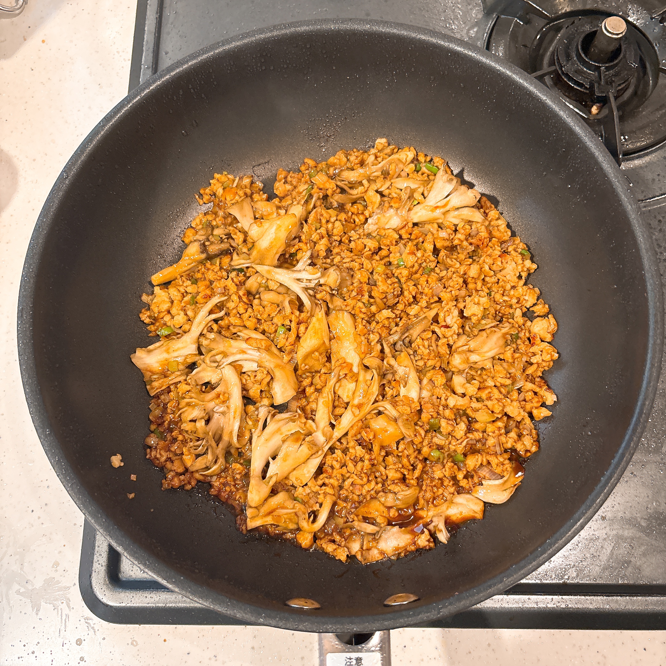 調理（舞茸を入れる）