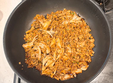 調理(舞茸を入れる)