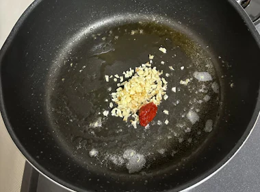 香味野菜を炒める