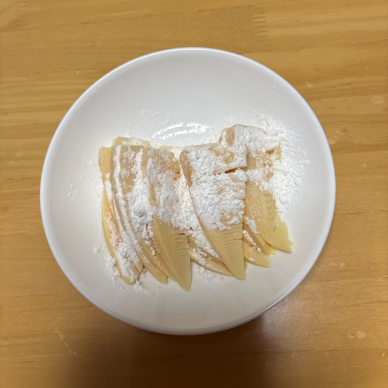 筍に片栗粉をまぶす
