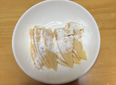 筍に片栗粉をまぶす