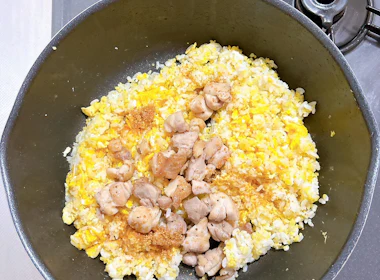 鶏肉と調味料を加える