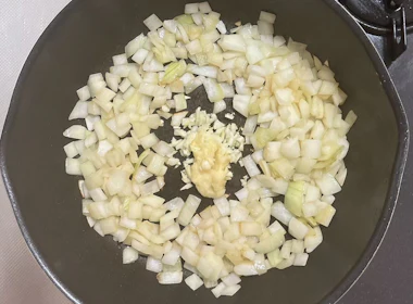 玉ねぎと香味野菜を炒める
