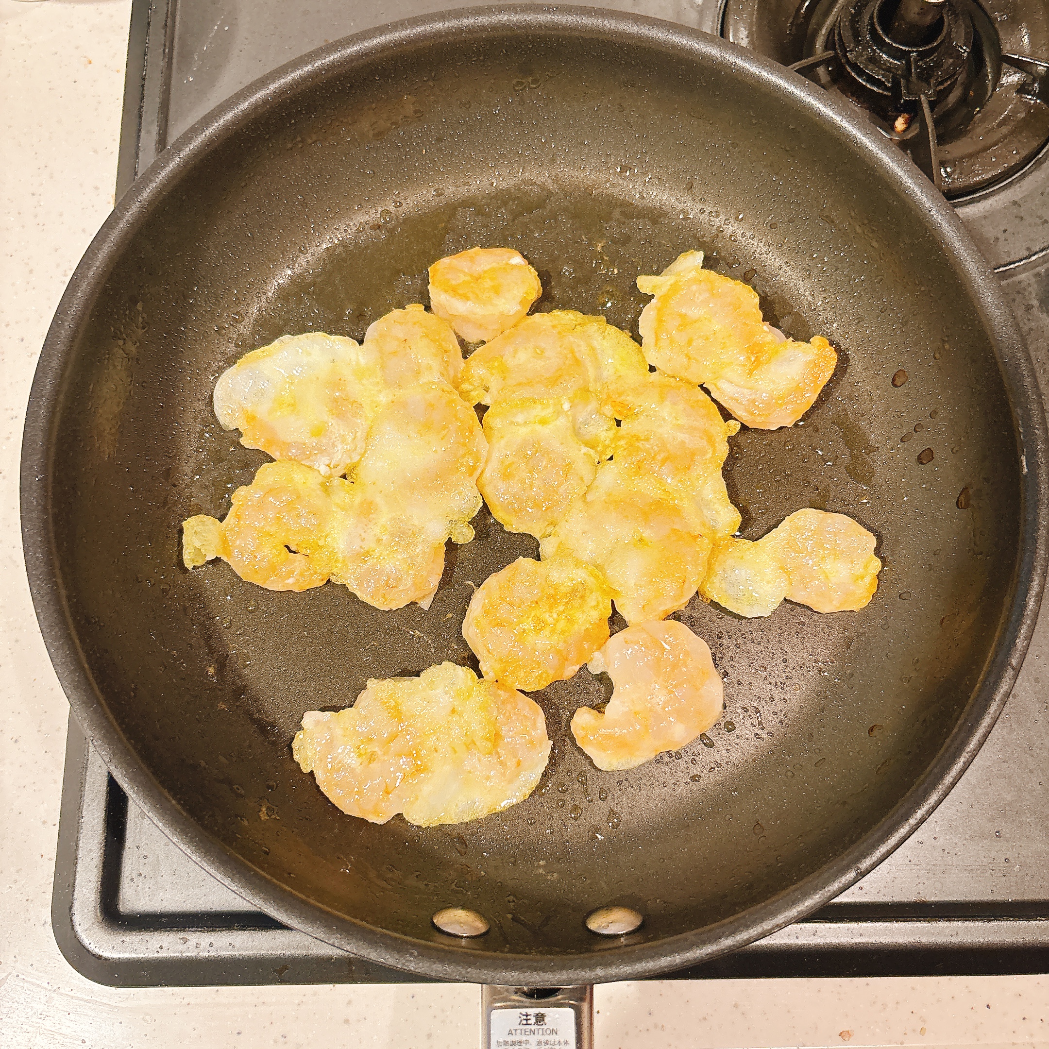 調理（エビを炒める）