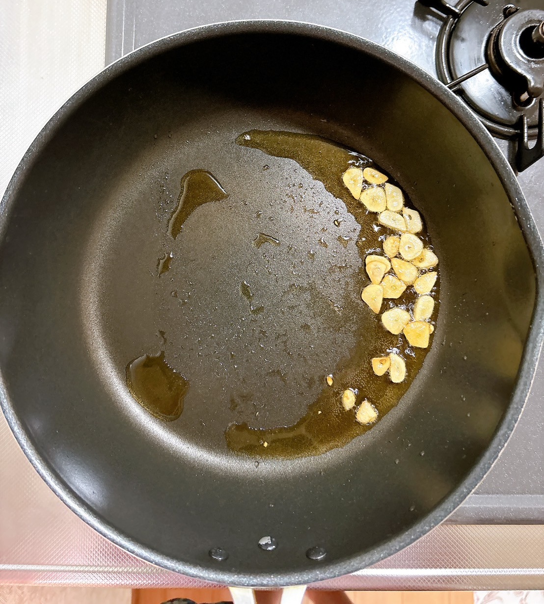 ニンニクを炒める