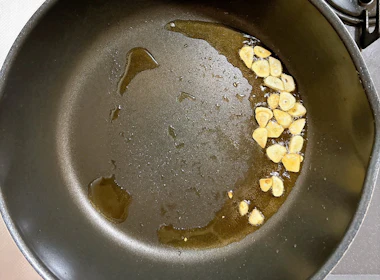 ニンニクを炒める