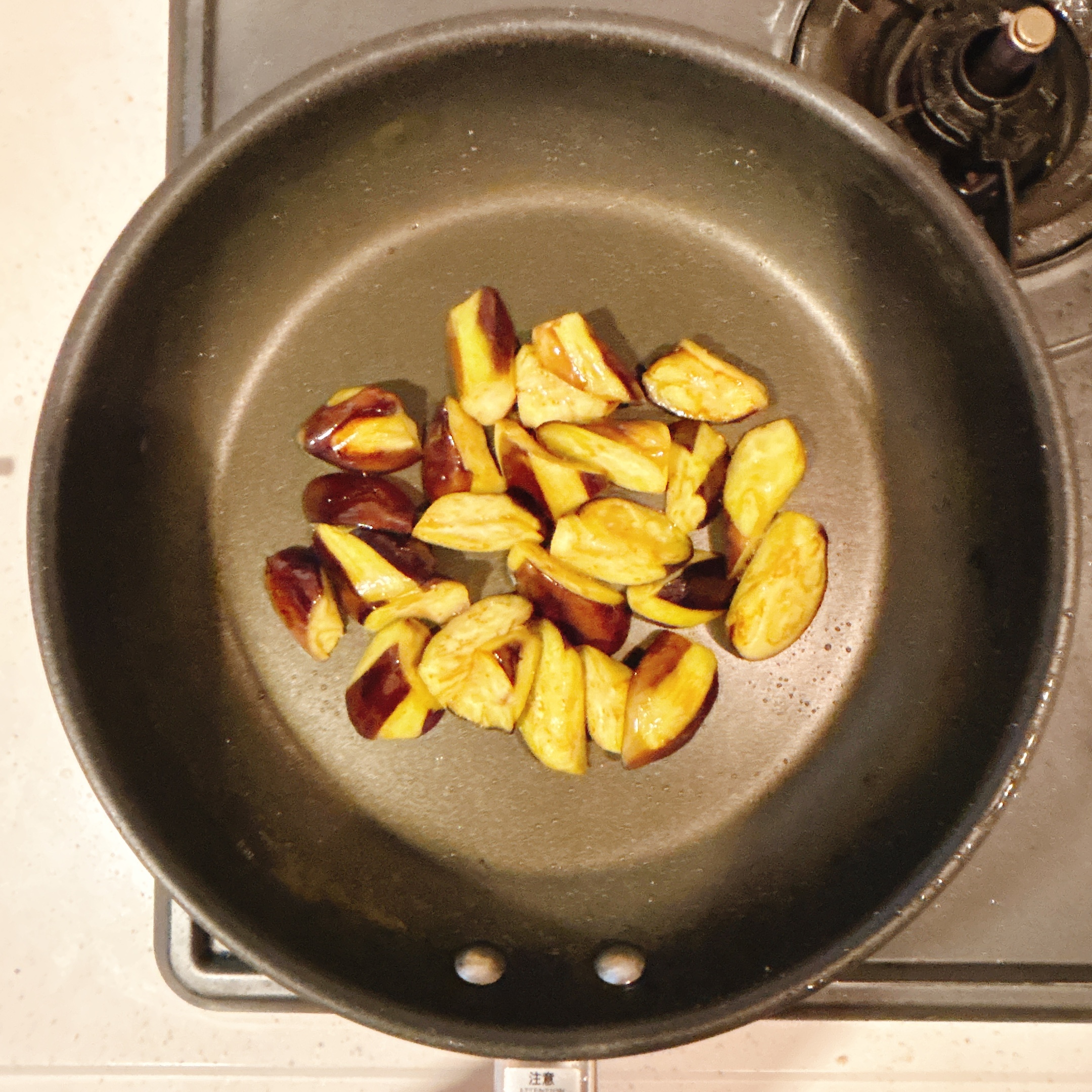 調理（ナスを炒める）