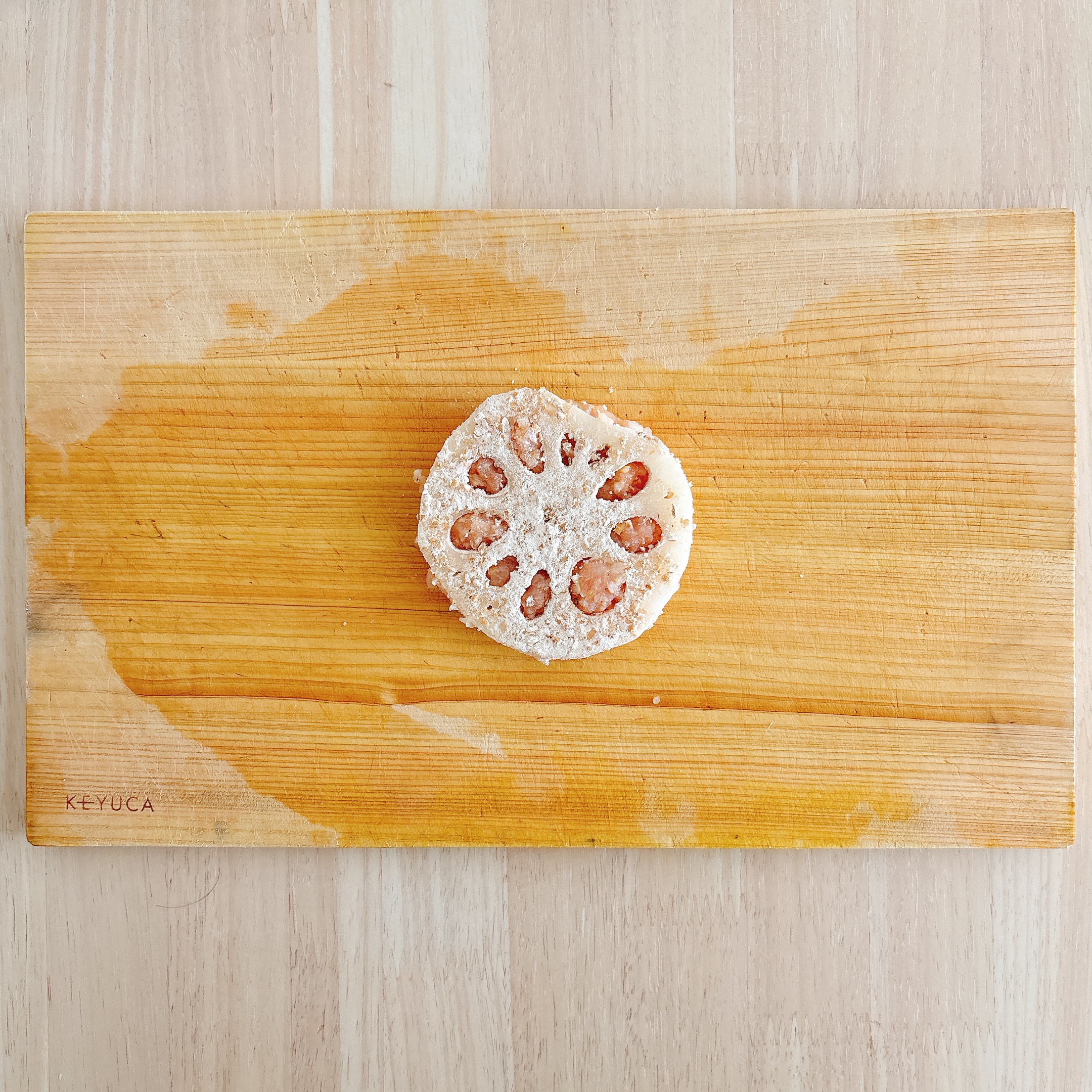 下ごしらえ（タネをレンコンに挟む）