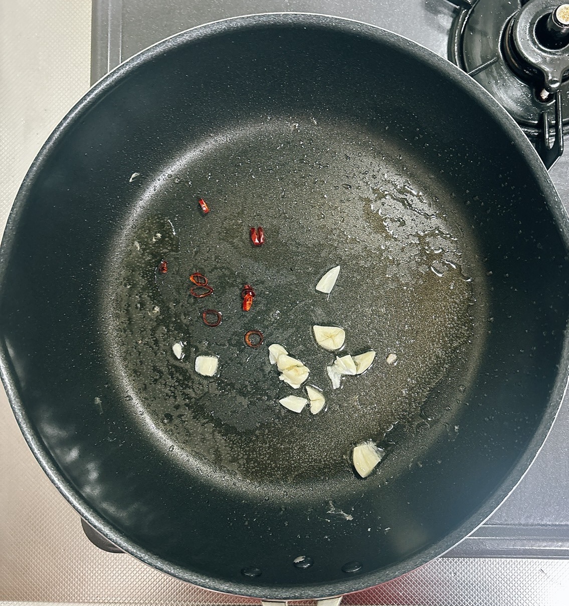 調理（にんにくと鷹の爪）