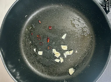 調理(にんにくと鷹の爪)