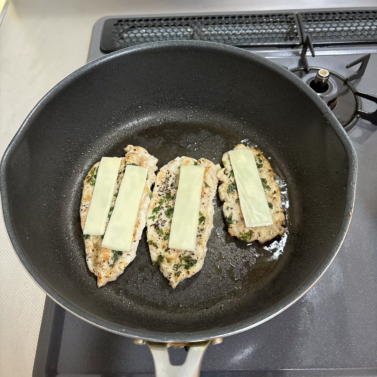 チーズを載せて仕上げ