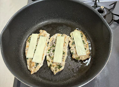 チーズを載せて仕上げ