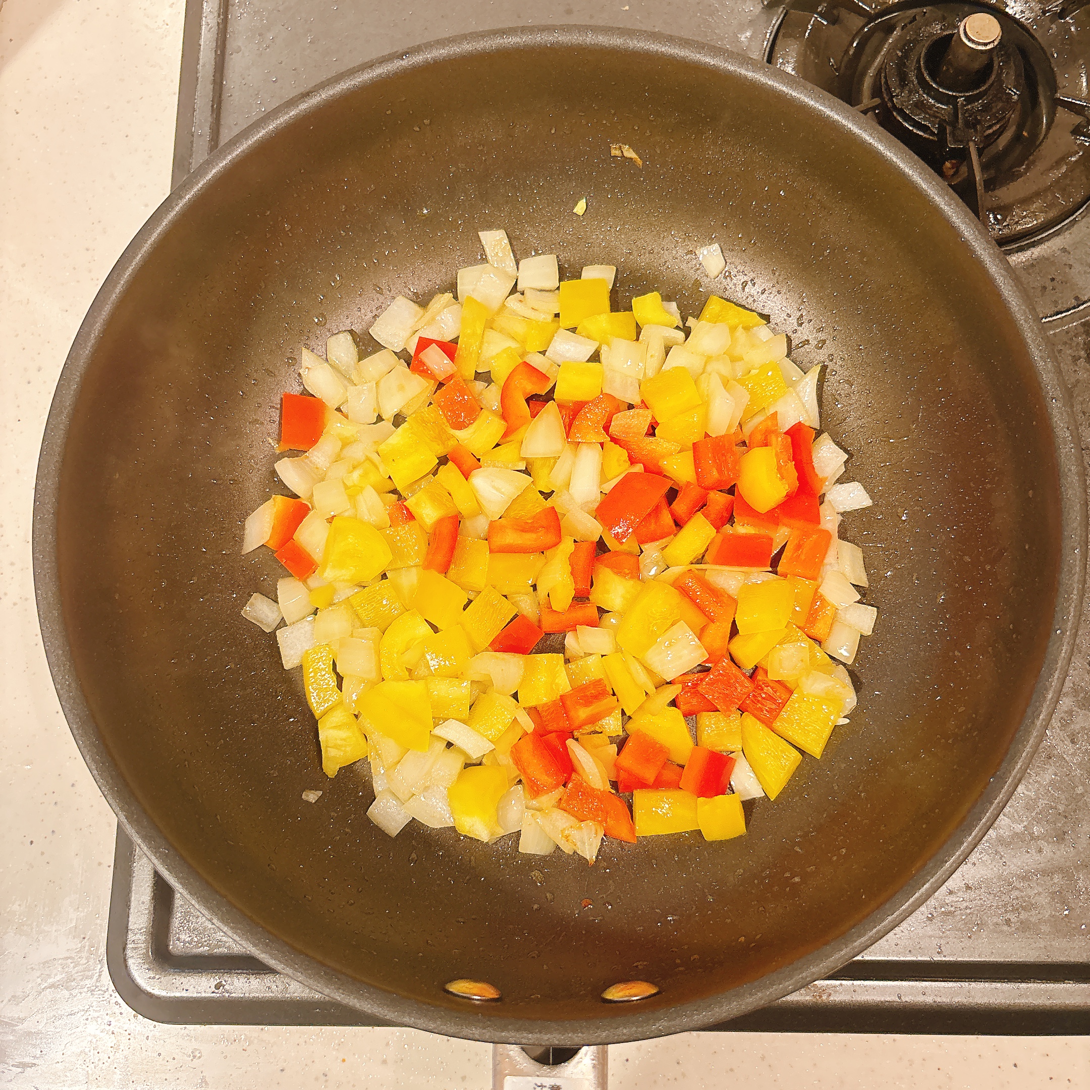 調理（赤パプリカ・黄パプリカを炒める）