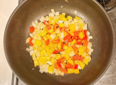 調理(赤パプリカ・黄パプリカを炒める)