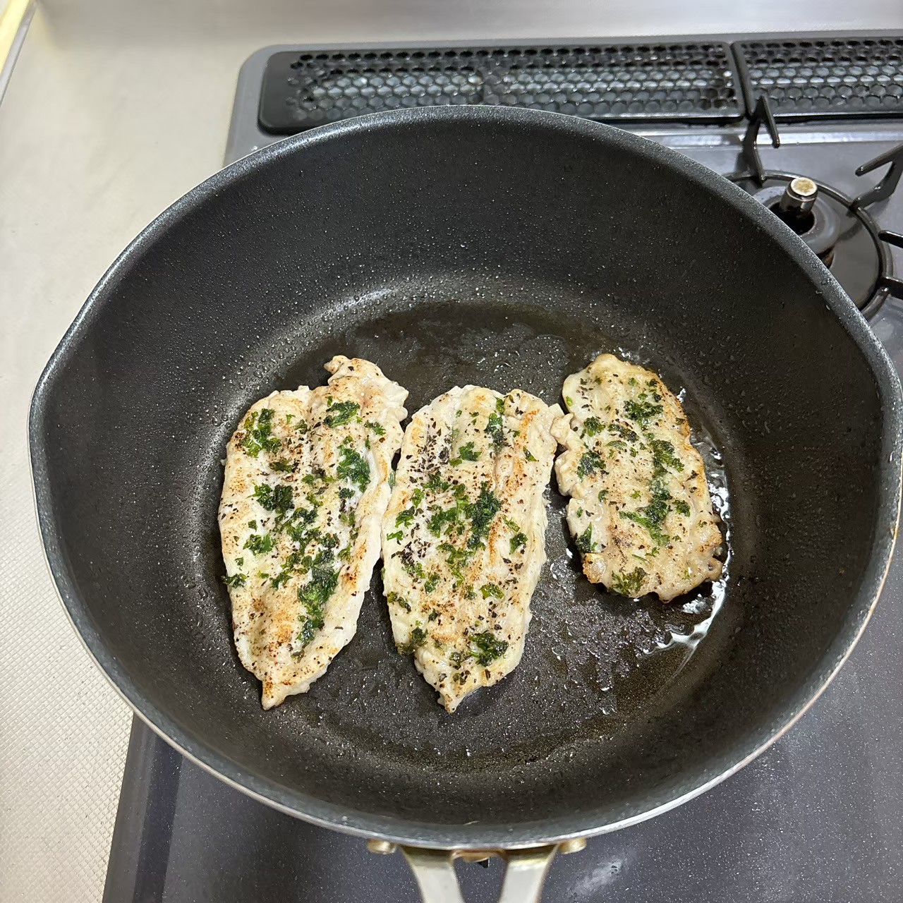 鶏ささみを焼く