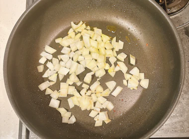 調理(玉ねぎを炒める)