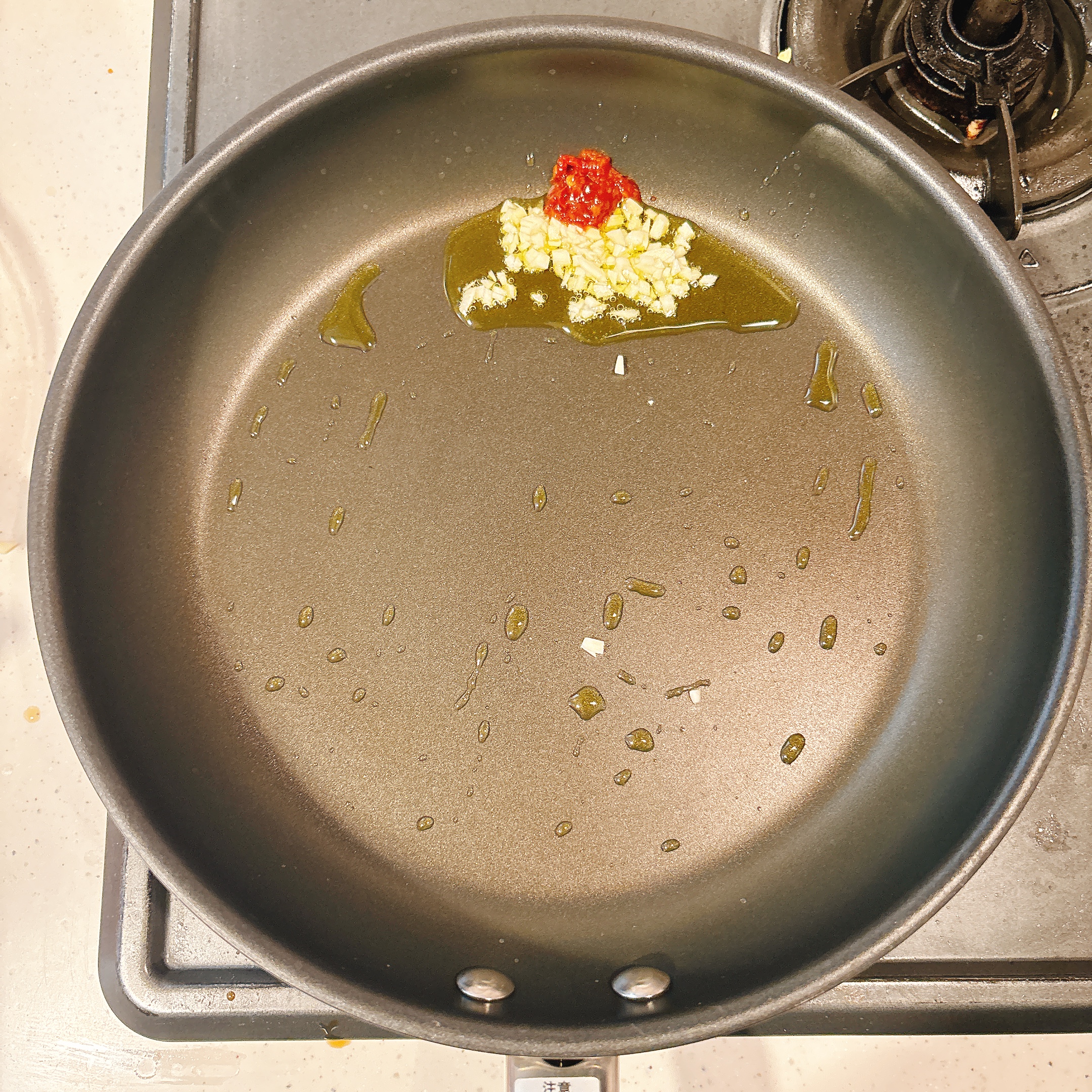 調理（にんにくを炒める）