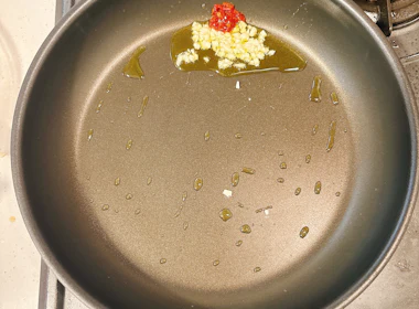 調理(にんにくを炒める)