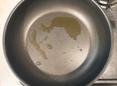 調理(油を敷く)