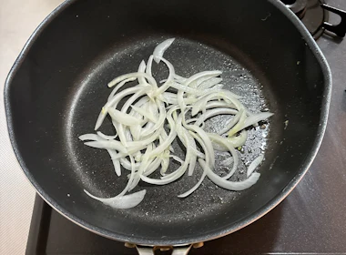 玉ねぎを炒める