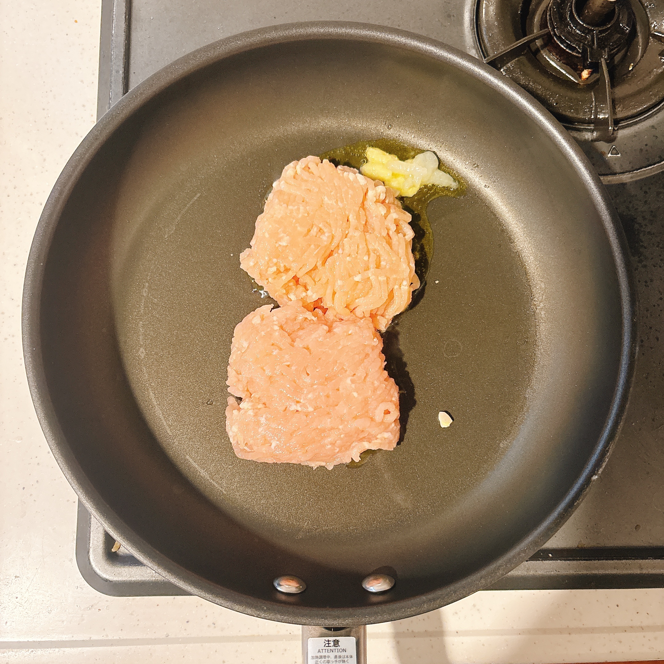 調理（鶏ひき肉を炒める）