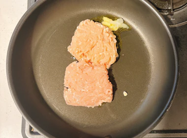 調理(鶏ひき肉を炒める)