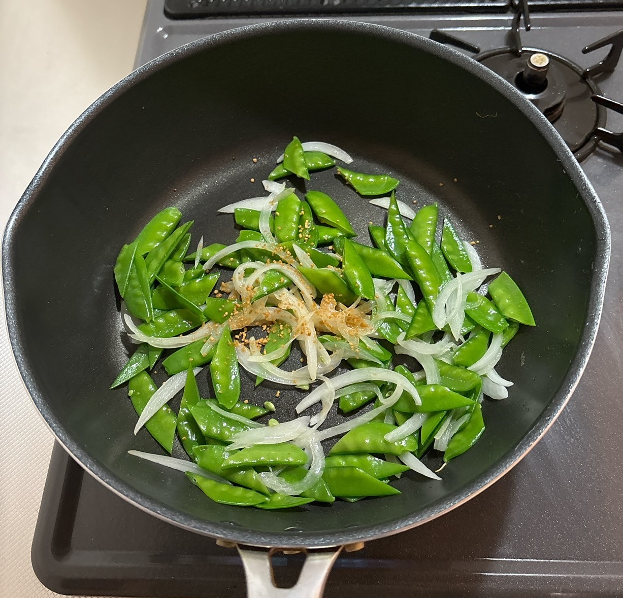 絹さやと調味料を加える