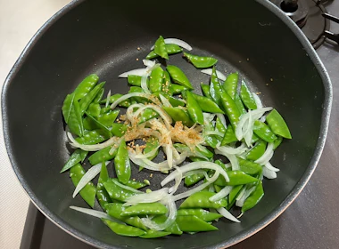 絹さやと調味料を加える