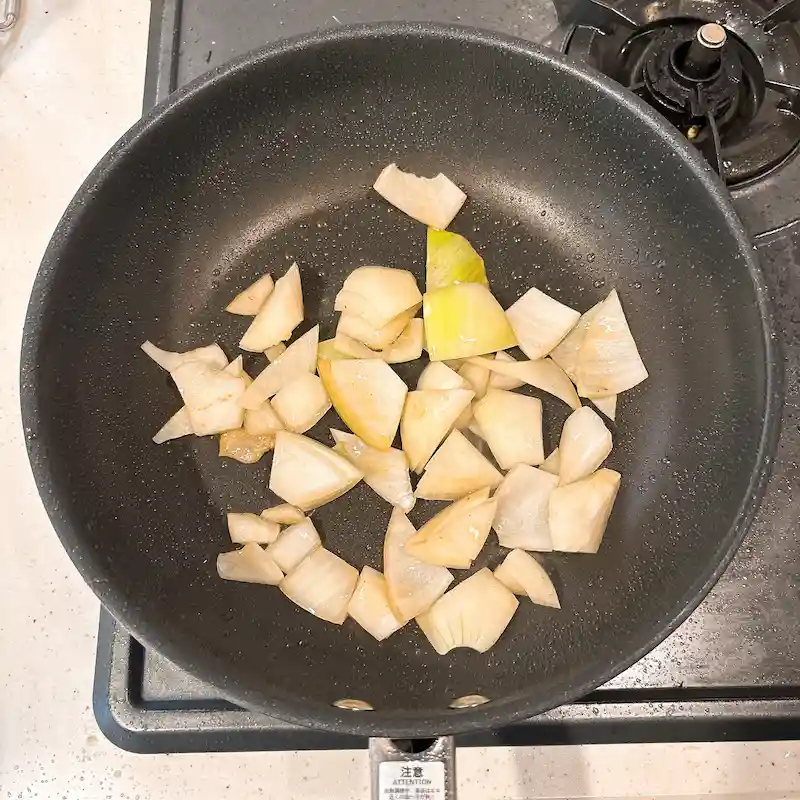 調理（玉ねぎを炒める）