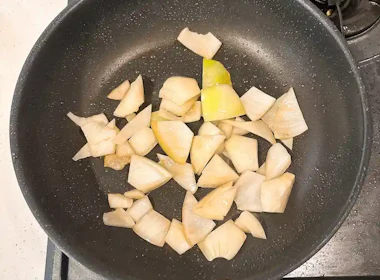 調理(玉ねぎを炒める)