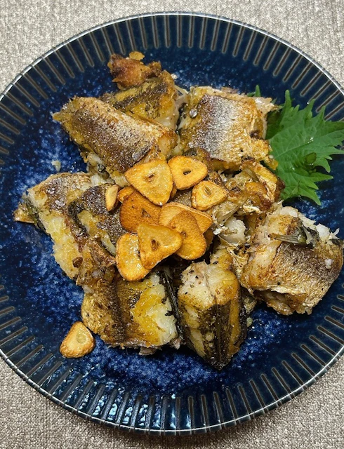 【大人の味わい】ピリッと黒胡椒が効いた白身魚のガーリック焼き