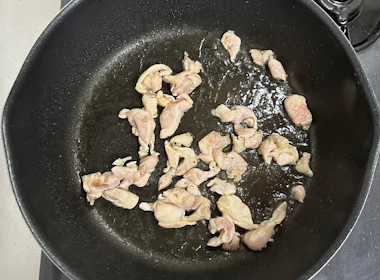 鶏肉を炒める