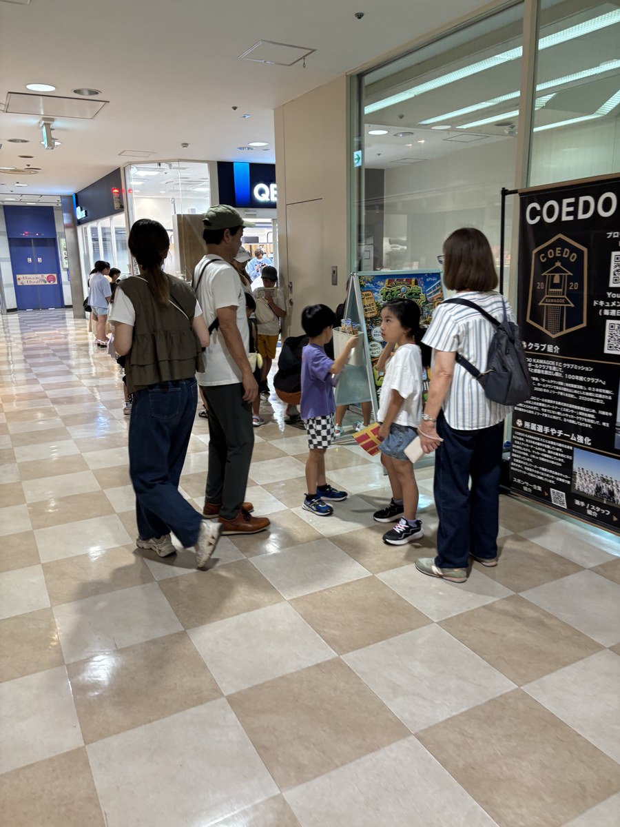 アトレ川越の館内を巡り、次の手がかりを探す家族の後ろ姿