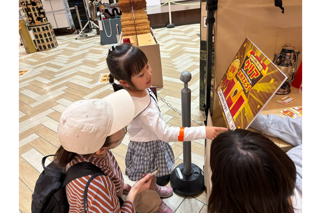 家族が一緒にアトラクションへ挑戦する様子