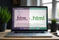 「.htm」と「.html」の違いとは？ホームページ制作での使い分け方のサムネイル