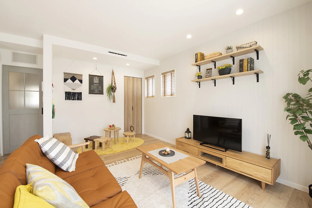 <p>白を基調とした内装に仕上げつつ、アクセントクロスやファブリックで遊び心を加えます。</p>