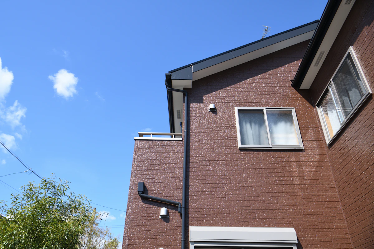 <p>遠方からでも安心の外壁塗装<br>賃貸中でも立ち会い不要で工事完了</p>