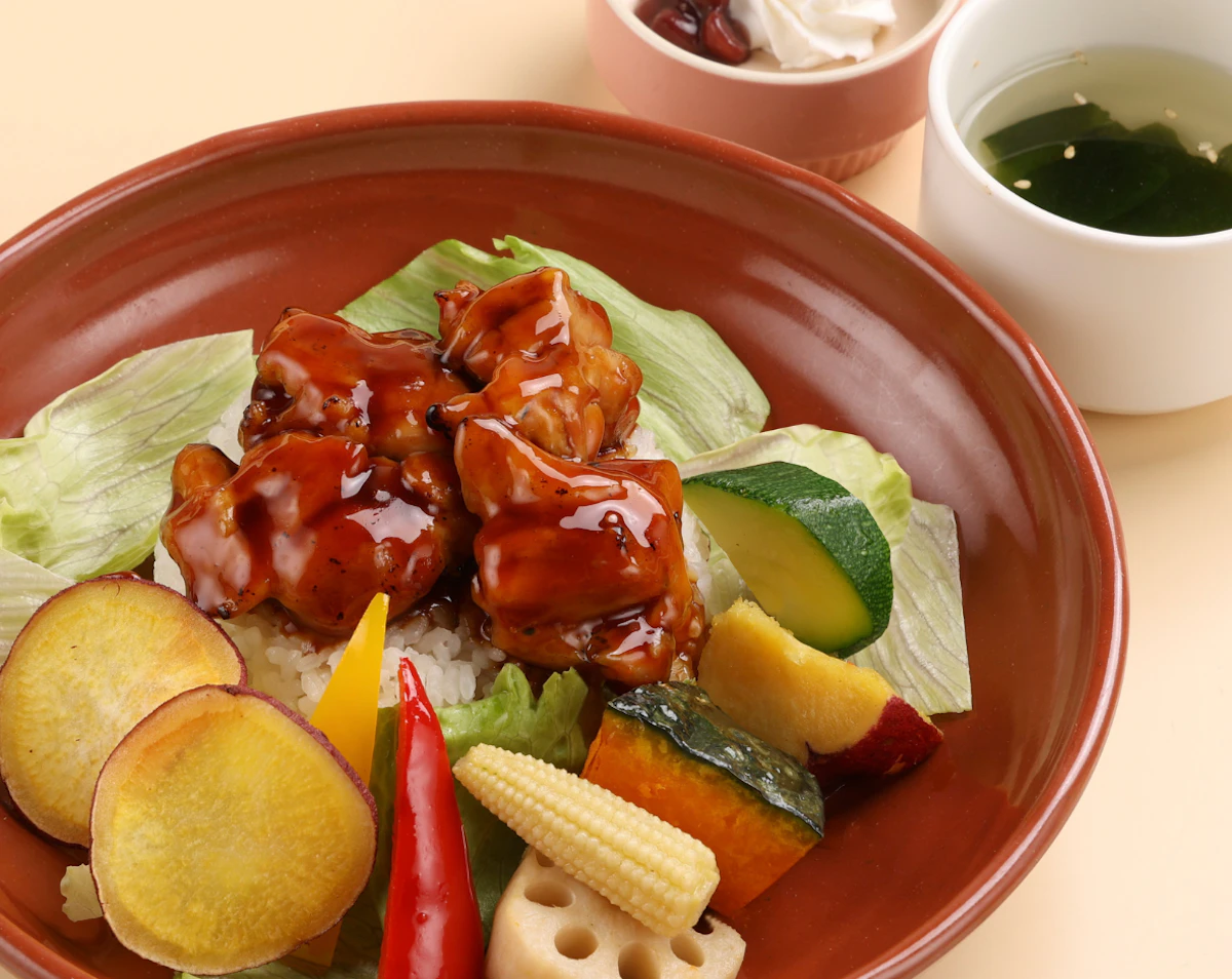 shop-card-秋野菜と炭焼きチキンのごちそうボウル