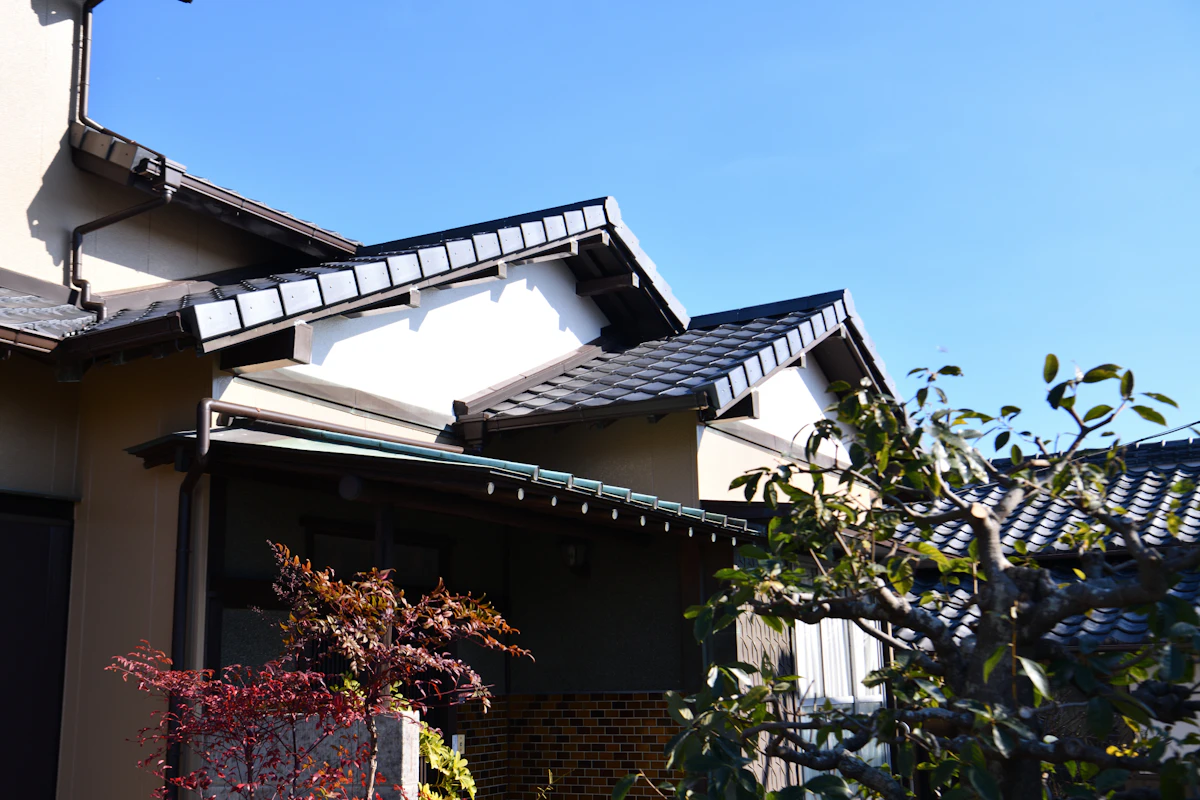 <p>浜松市内　築50年の住まいを耐震改修<br>屋根瓦を交換し、耐震性がＵＰ！</p>