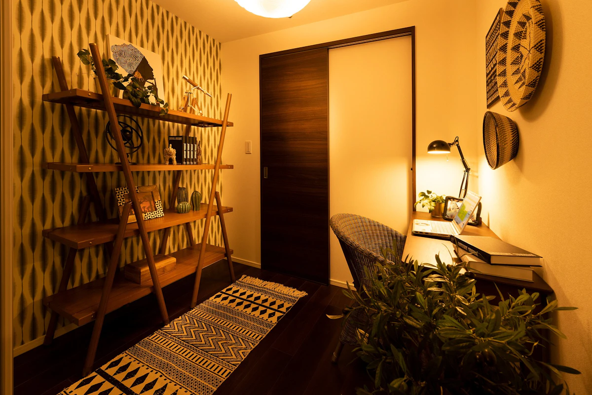 <p>テクスチャー性ある塗り壁やアクセントペイントで個性を演出します。</p>