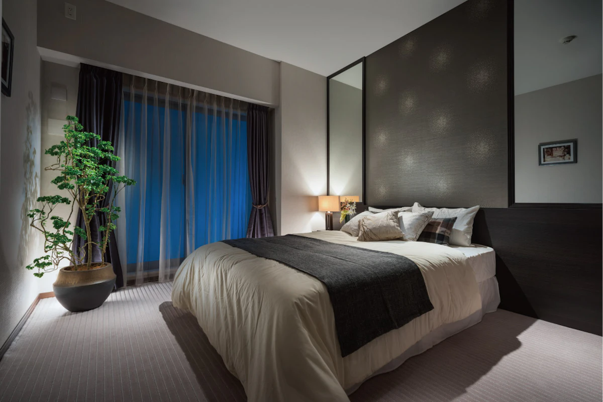 <p>間接照明やガラスパーティションで陰影を演出し、落ち着きの中にも暮らしやすい明るさを取り入れます。</p>