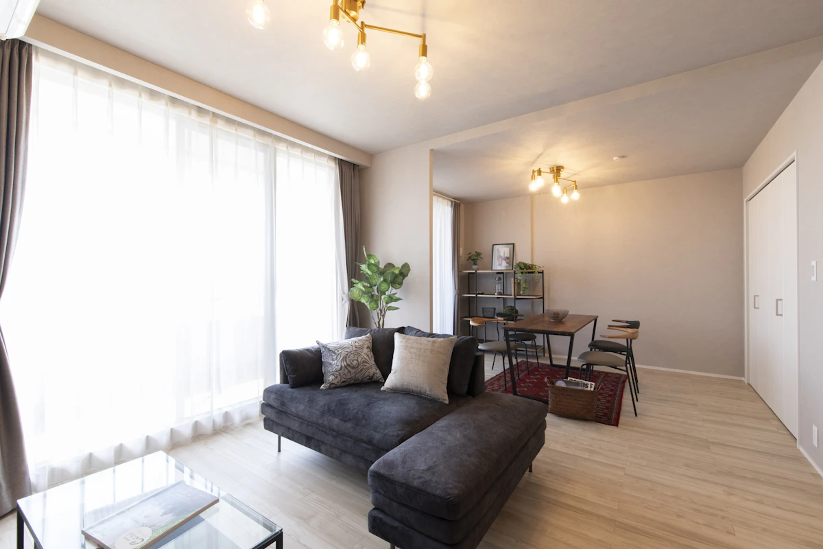 落ち着いたグレーが、毎日の暮らしにゆとりをもたらす２LDKのマンションモデル