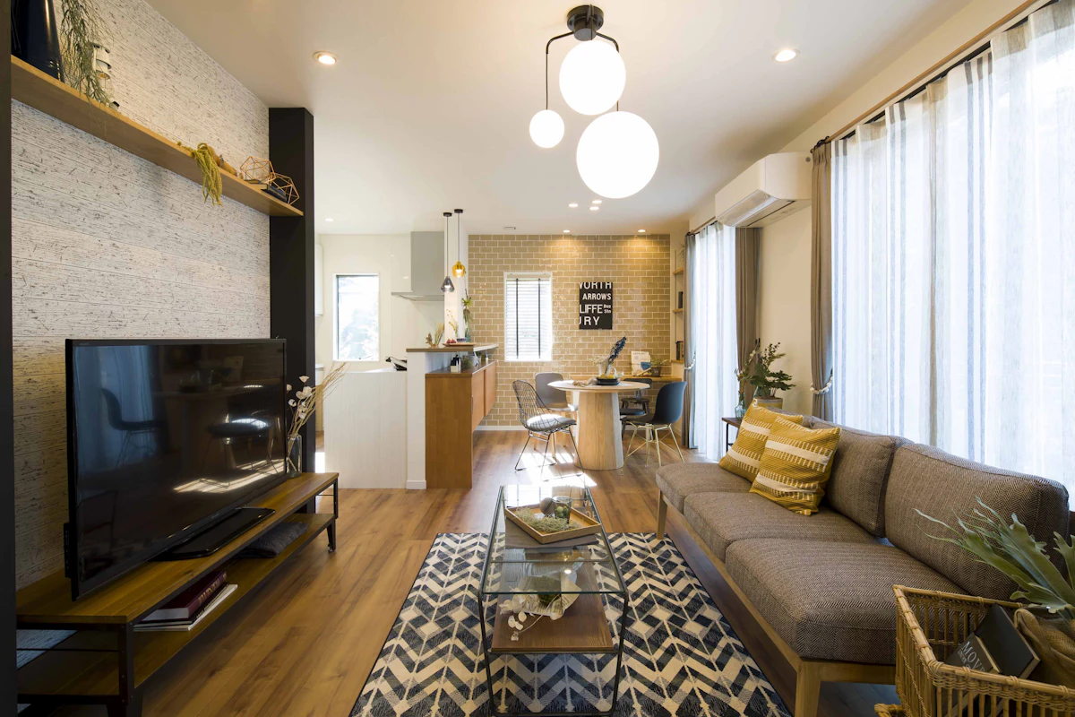 <p>ネイティブ柄や手仕事感あるテキスタイルを、モダンな金属フレームやクールなモノトーンとミックス。</p>