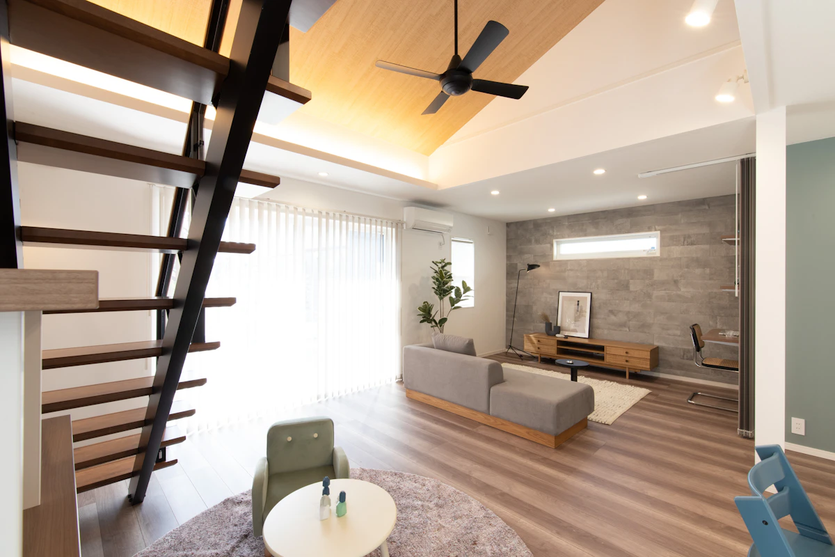 <p>レンガやコンクリートの質感と金属パイプで骨格を強調し、無骨ながらも温かみを感じる空間を演出します。</p>