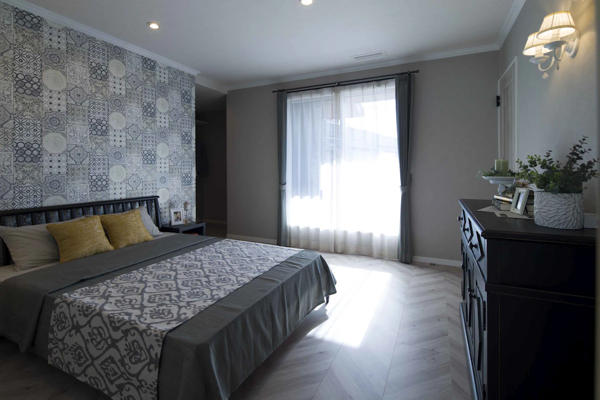 <p>グレイッシュな壁面とマットファブリックが調和し、大人の落ち着きと上質感あふれる空間に。</p>