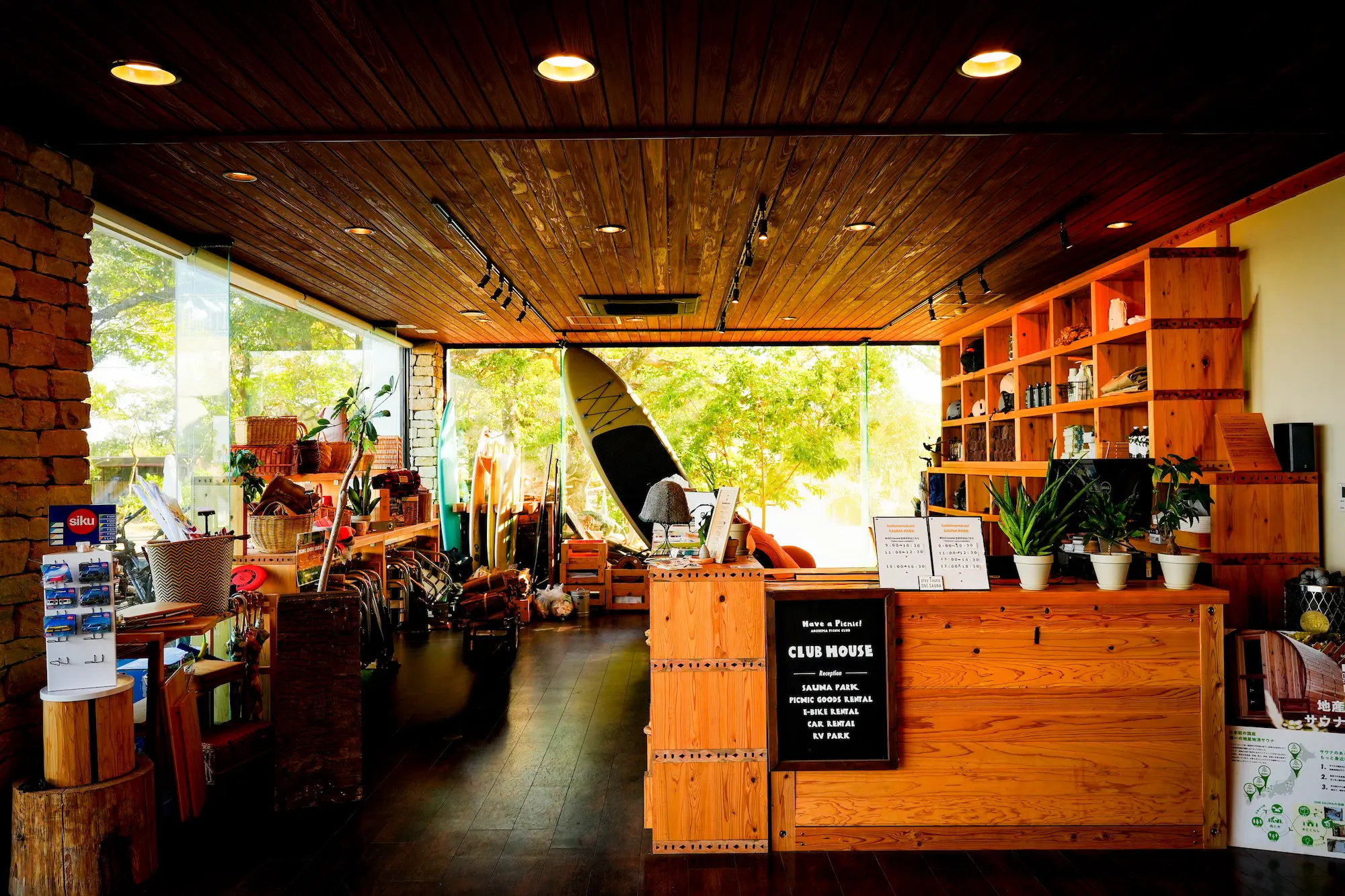 AOSHIMA PICNIC CLUB 1F レセプションで受付