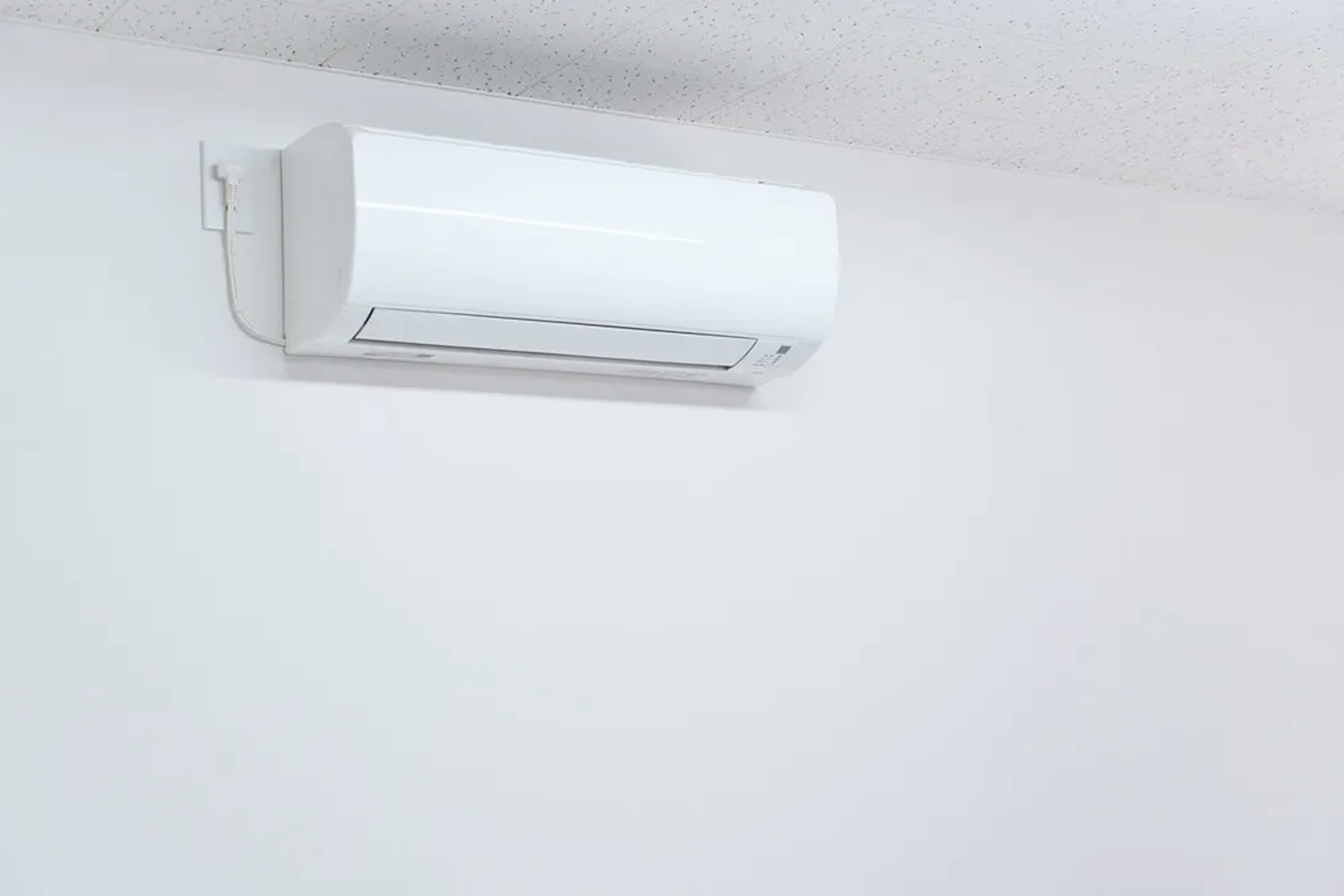  エアコンの理想的な取付位置は？効率を高める設置ポイントと注意点